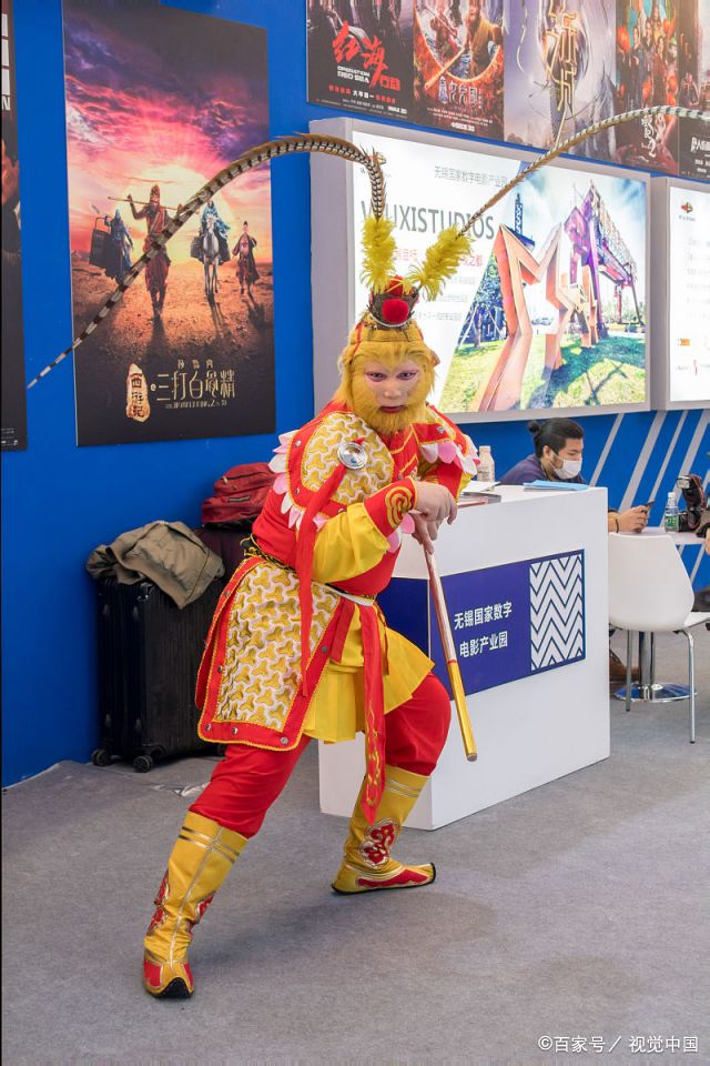 "唐僧师徒"亮相上海文博会 "孙悟空"手持金箍棒姿势超